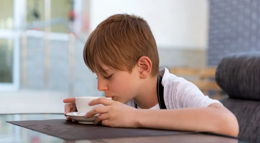 Мозг детей и подростков более восприимчив к стимуляторам, поэтому нервная система реагирует более выраженным возбуждением на кофеин