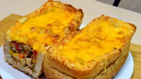 Фаршированный хлеб с сыром, грибами и курицей