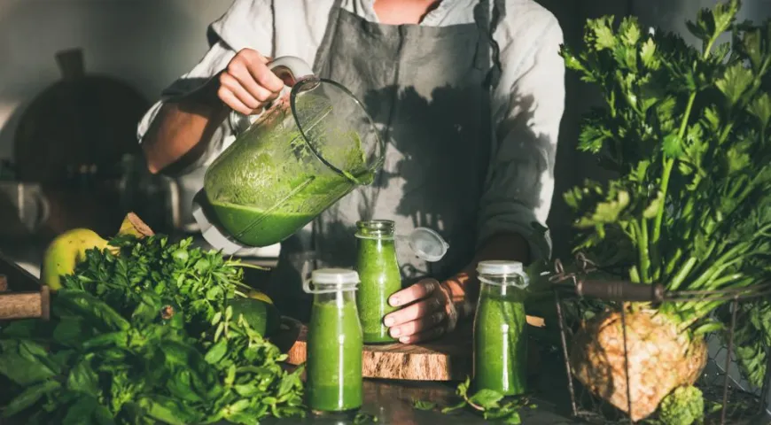 Настой петрушки можно использовать как основу для смузи и зеленых коктейлей