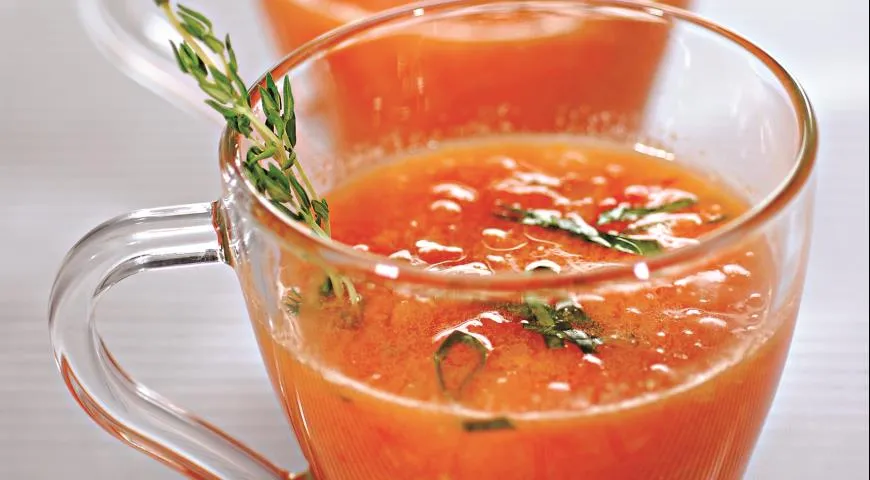 Суп-пюре из помидоров и базилика