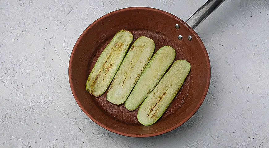 Салат с жареными кабачками и маринованной фетой