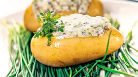 Молодой картофель с лимонно-мятной заправкой