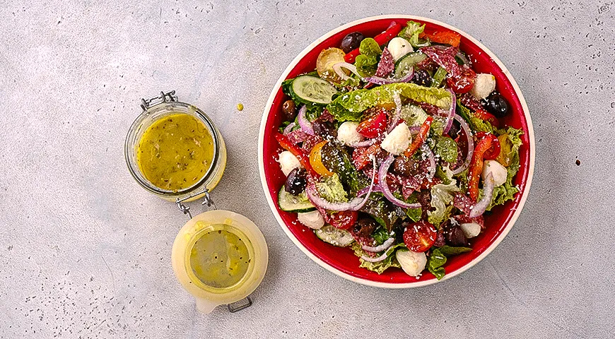 Итальянский салат с салями