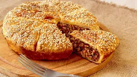 Пирог с фаршем и помидорами