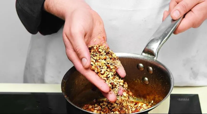 Классическая технология приготовления включает быстрое смешивание обжаренных орехов или семечек с горячим медовым или сахарным сиропом