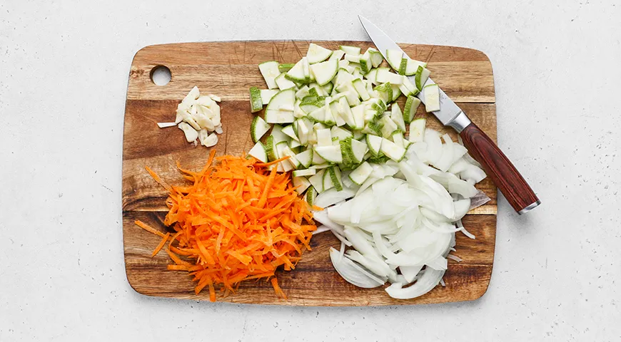 Тушеная капуста с кабачком и сосисками