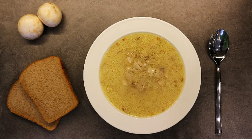 Нежный суп с грибами и сыром с голубой плесенью 