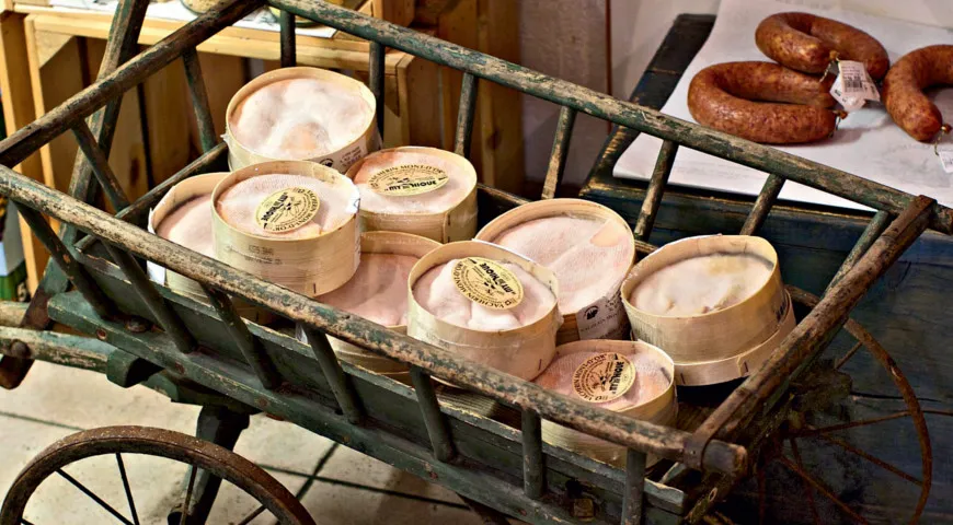 В Швейцарии производится около пятисот сортов сыра.