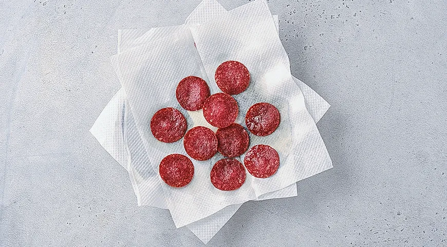 Паста с овощами и чипсами из салями