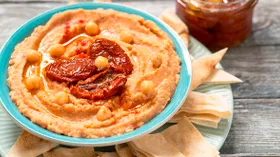 Хумус с вялеными томатами