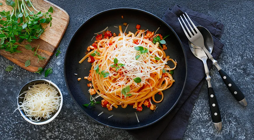 Быстрые макароны болоньезе с курицей
