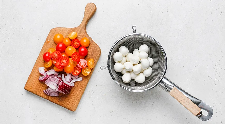 Салат с авокадо, помидорами, огурцами и моцареллой