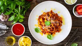 12 лучших соусов к пасте: как выбрать идеальный и приготовить дома