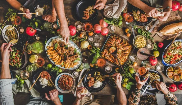 С каких блюд лучше начинать застолье — врач составила последовательность