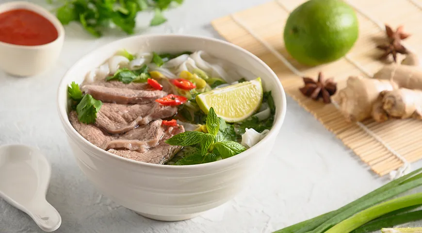 Сайгонский вариант супа фо бо с говядиной делает ставку на сладковатые и пряные акценты
