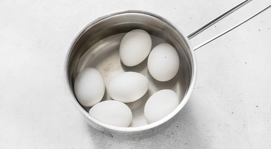 Яйца, фаршированные сыром и чесноком