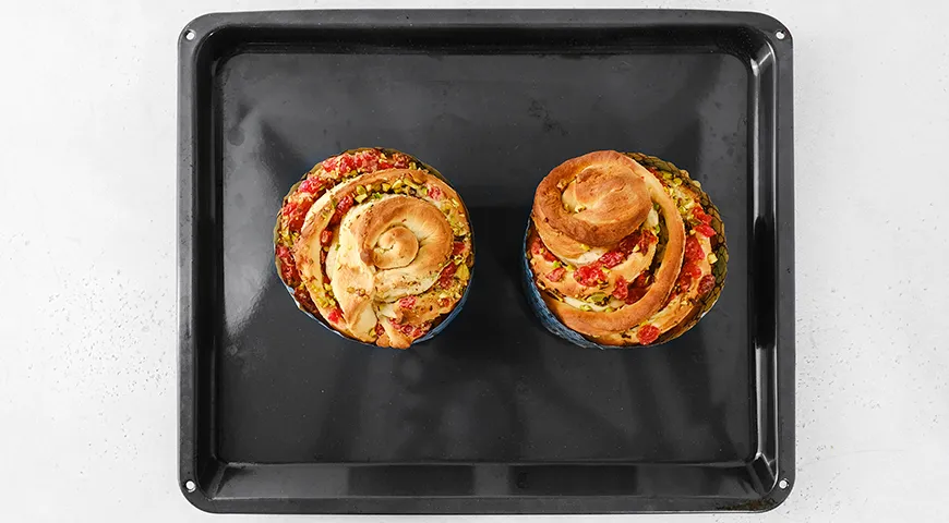 Фисташковый кулич краффин с вяленой вишней