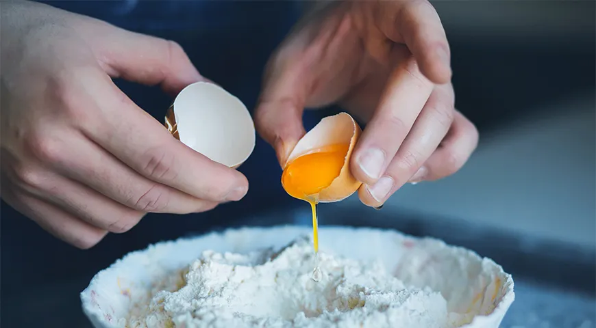 Яйца, добавленные в тесто, придают готовому изделию красивый золотистый оттенок