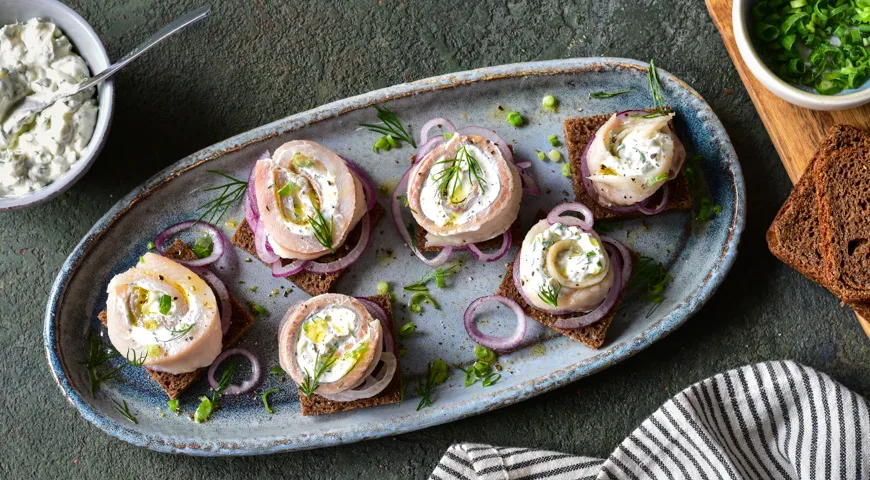 Рулетики из селедки с отвешенной сметаной и укропом
