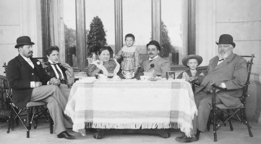 Морозовы В.Е. и Е.Н с гостями во время чаепития. 1880-е гг.
