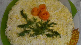 Салат «Мимоза» с копчёной рыбой и яблоком