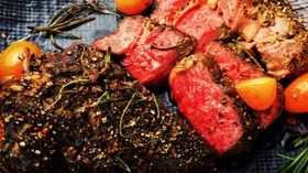 Какие опасности для здоровья таят стейки с кровью, рассказывает хирург