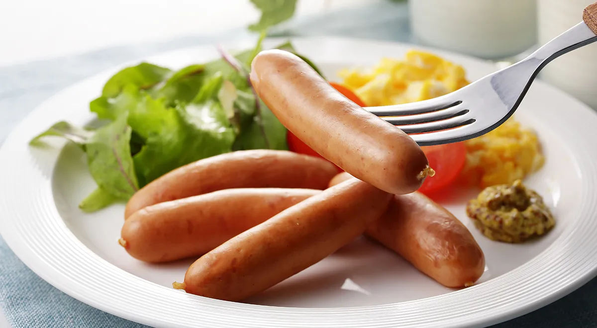 Сосиски домашнего приготовления. Сосиски на завтрак фото. Glazed sausage on Plate.