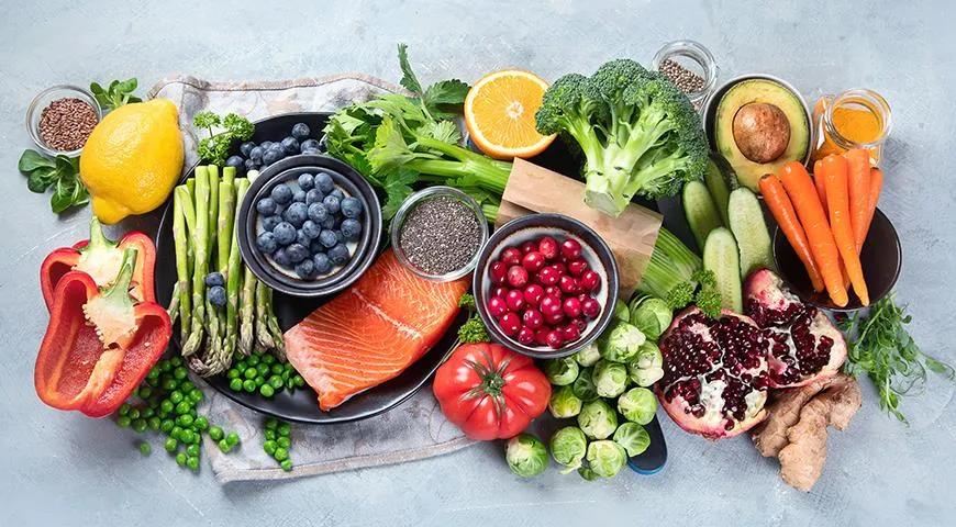 Сделайте свое питание максимально разнообразным: включайте в него овощи, ягоды и фрукты, бобовые и орехи, зерновые и крупы, мясо, рыбу, молочные продукты, яйца, растительные масла
