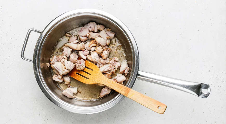 Курица с гречкой и сметаной на сковороде