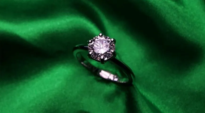 Кольцо с бриллиантом, созданным из заправки салата