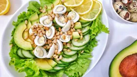 Зелёный салат с кедровыми орешками