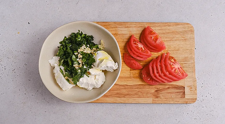 Брускетта с розовыми томатами