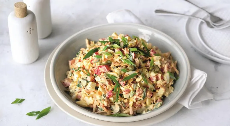 Яичный салат с морковью и перцем