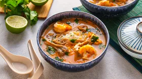 Карри-суп с рисовой вермишелью и креветками