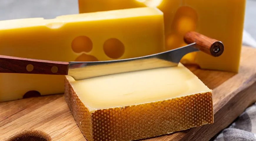 На родине фондю, в Швейцарии, блюдо готовят практически из любого сыра, иногда