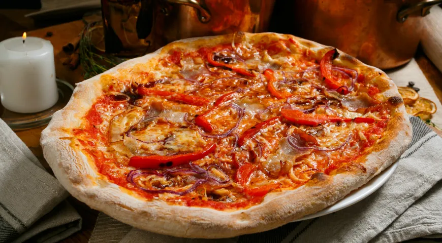 Тесто для пиццы делается по классическому итальянскому рецепту, всего в меню 15 видов пиццы.