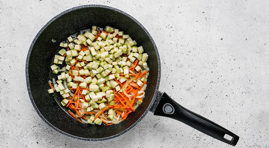 Рис с кабачками и морковью на сковороде