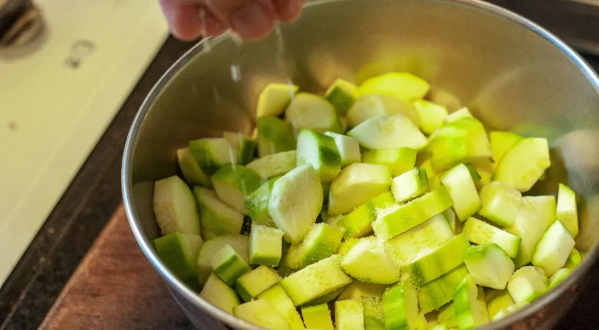 Если для приготовления сока используются кабачки с плотной кожицей, перед шинковкой их рекомендуется почистить