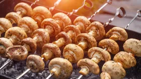 Как замариновать шампиньоны для жарки на мангале: останутся сочными, не превратятся в резину