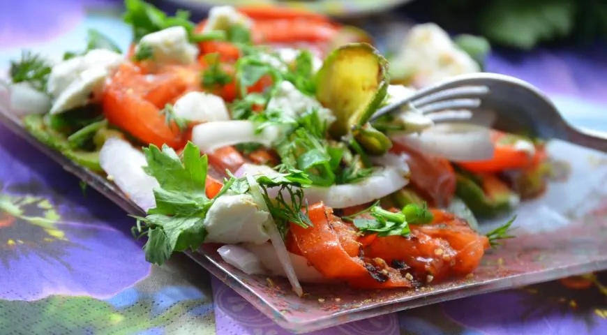 Салат из запеченных овощей с творожным сыром