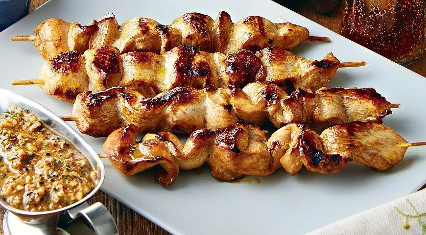 Шашлычки из куриной грудки с соусом из фундука