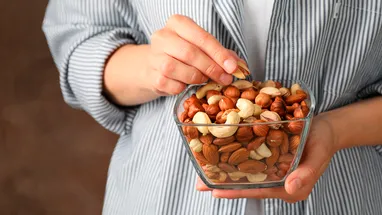 Ученые назвали важную причину, по которой нужно есть орехи, бобовые и какао
