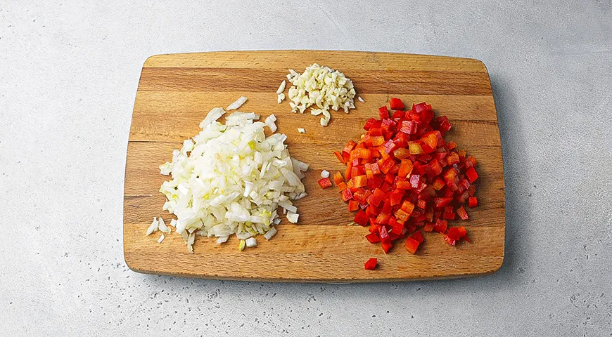 Запеченный баклажан с фаршем и перцем