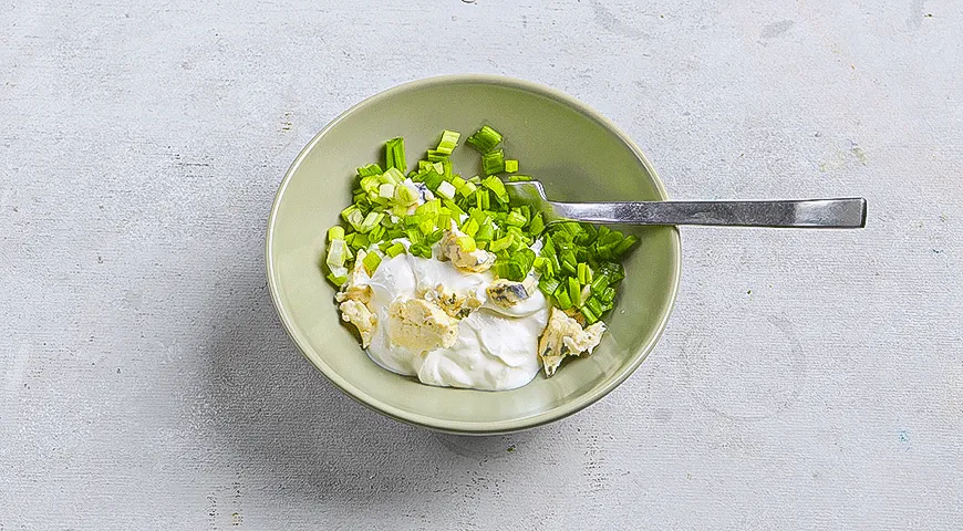 Салат айсберг с голубым сыром и беконом