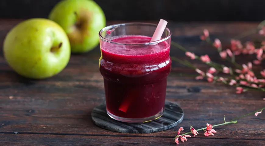 Красный энергетический напиток из свеклы, вишни и яблок, рецепт см. здесь