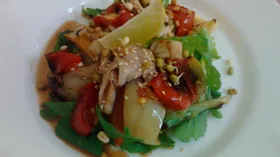 Салат-гриль с кальмарами, овощами и ростками маша
