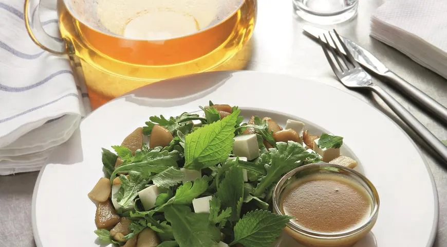 Салат из дикой зелени, яблок в карамели и тофу