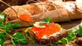 Красная икра: чем полезна, кому вредна и как выбрать качественный продукт