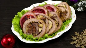 Рулеты из свинины с овощами и сухофруктами