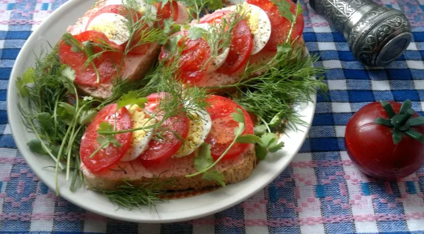 Тосты с икрой мойвы, помидорами и яйцами